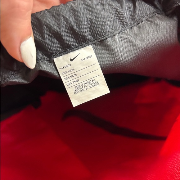 NIKE Men’s Black/Red Nike Swoosh Drawstring Bag One Size - Picture 4 of 6